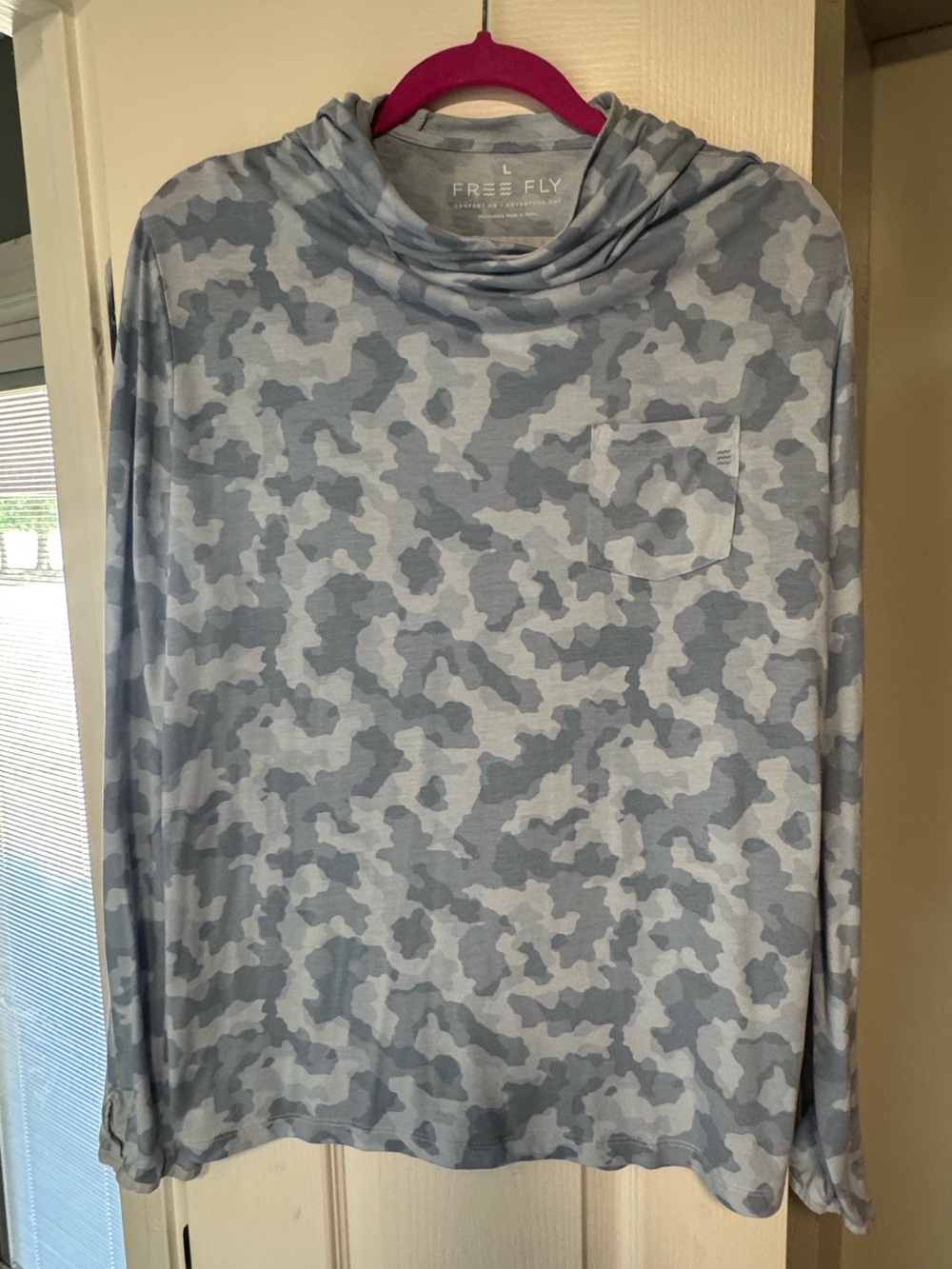Men’s free fly size large lightweight hoodie/fishing shirt